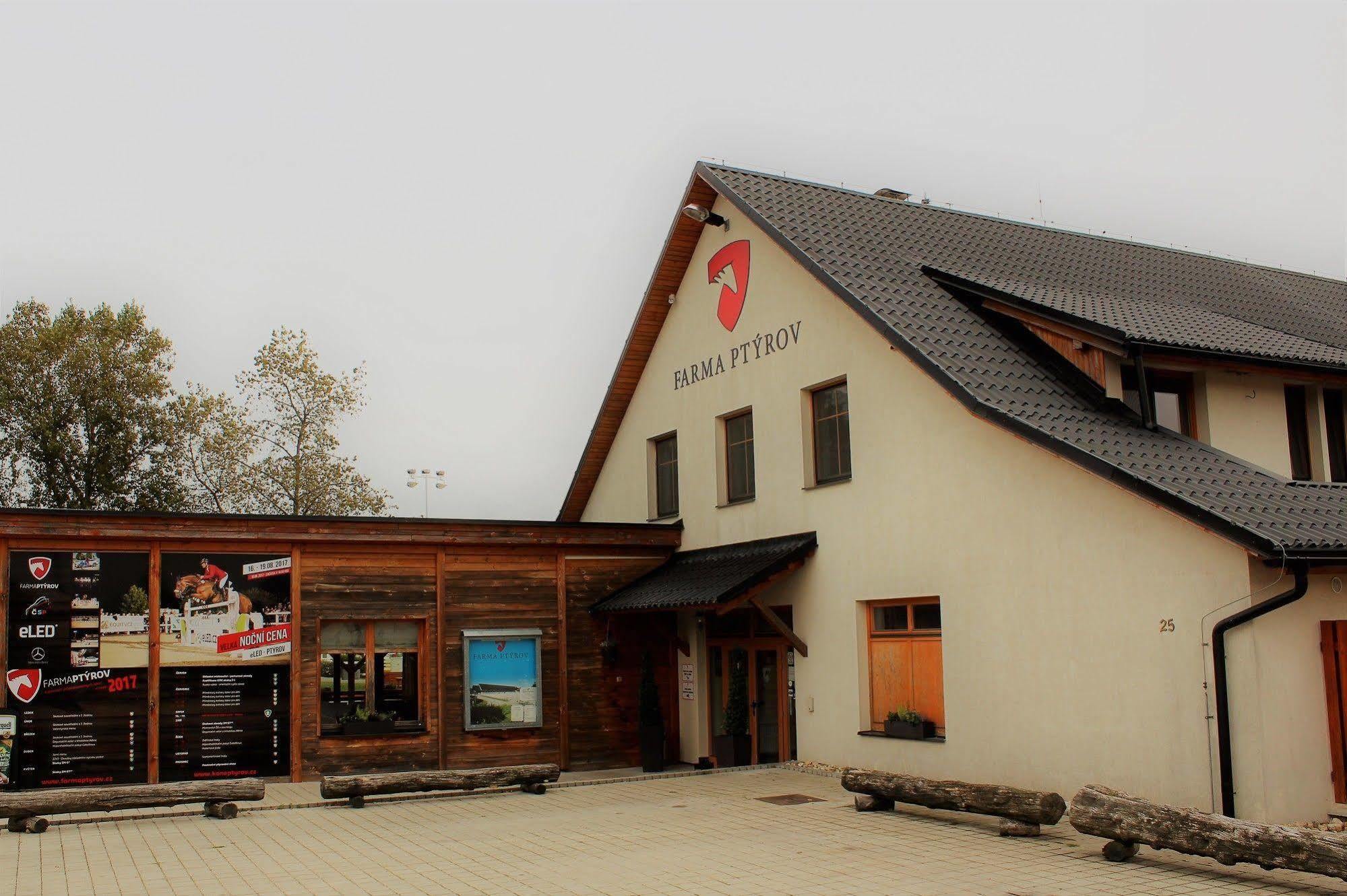Mnichovo Hradiště Farma Ptyrov酒店 外观 照片